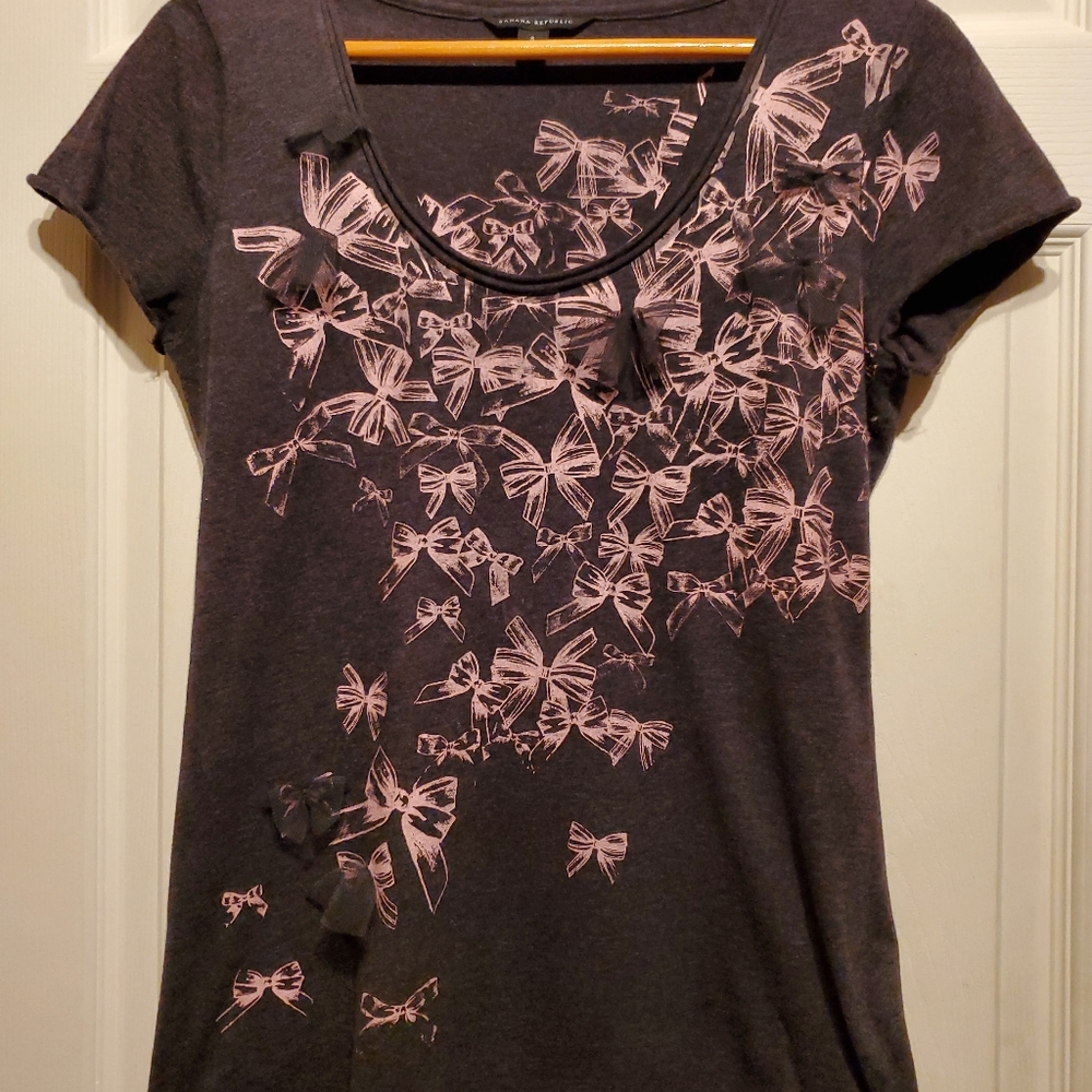 Grey tshirt with pink bow detail
